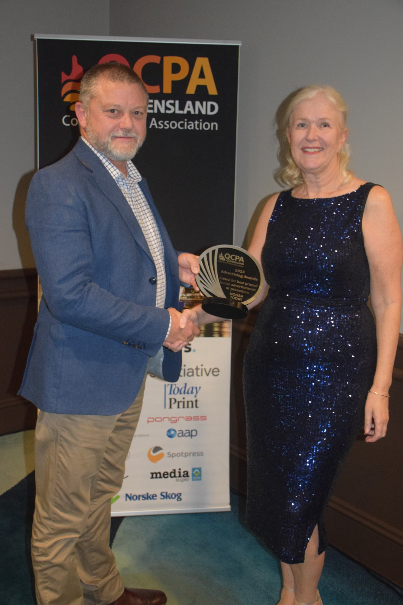 winner-best-printed-house-advertisement-or-promotion-noosa-today-scott-dibben-newscorp-presents-michelle-gibson-noosa-today-with-trophy.jpg