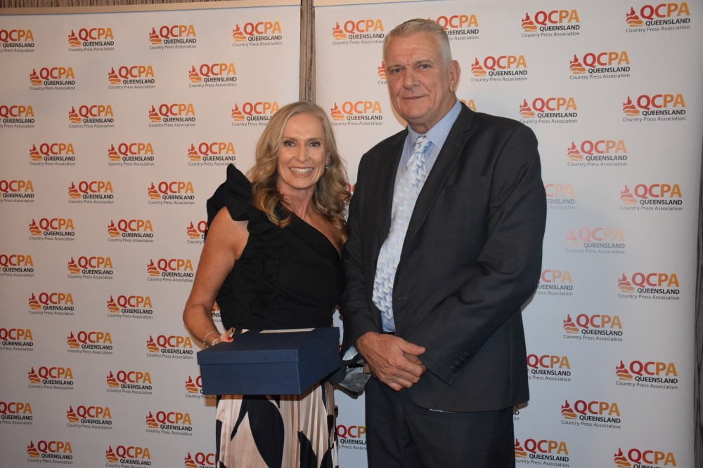 Shannon Dawes, General manager Sunshine Coast Publishing collects trophy from Dean Lawrence, DIC International